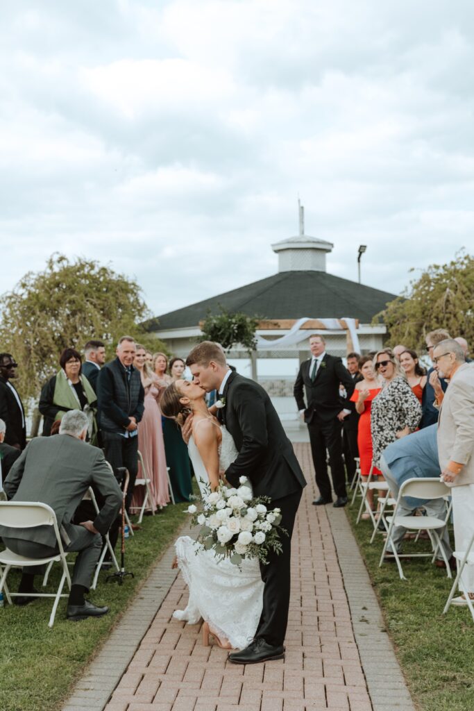 tips for wedding ceremony is kiss one more time: a joyous finale